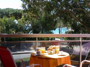 le petit déjeuner  sur le balcon d'une chambre face à la mer.