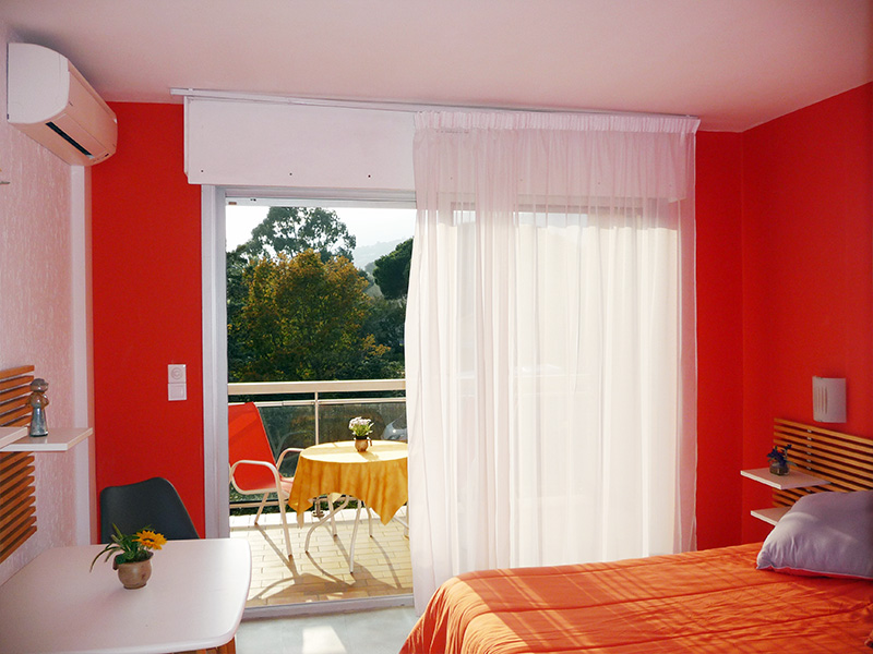 une chambre d'hôtel à Cavalaire avec balcon